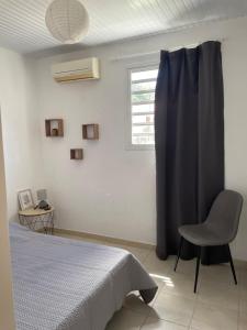 Postel nebo postele na pokoji v ubytování Cosy T3 au coeur de Sainte Anne