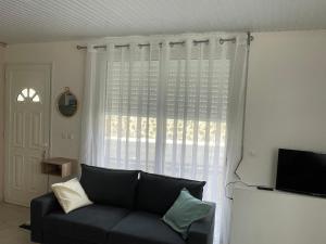 TV a/nebo společenská místnost v ubytování Cosy T3 au coeur de Sainte Anne