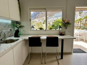 Köök või kööginurk majutusasutuses New renovated appartment with beautiful view on cliffs and sea