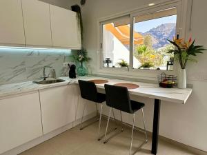 Üldine mäevaade või majutusasutusest New renovated appartment with beautiful view on cliffs and sea pildistatud vaade