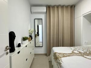 Voodi või voodid majutusasutuse New renovated appartment with beautiful view on cliffs and sea toas