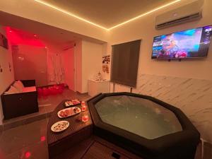 Televisyen dan/atau pusat hiburan di B&B La Sciantosa spa the original -self check in-
