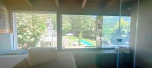 ein Wohnzimmer mit einem großen Fenster und einem weißen Sofa in der Unterkunft Lea Experimental in Pontevedra
