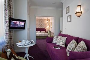 ストラスブールにあるBest Western Plus Hotel Villa D'estのリビングルーム(紫色のソファ、テレビ付) +87枚の写真