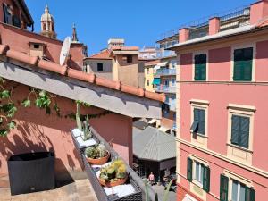 une vue aérienne d'une ville avec des bâtiments dans l'établissement Terrazza nel centro storico, à Rapallo