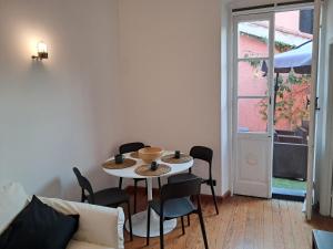 Cette chambre dispose d'une petite table et de chaises. dans l'établissement Terrazza nel centro storico, à Rapallo