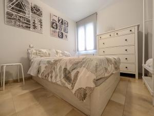 a bedroom with a bed and a dresser at Apartamento tranquilo, cerca del centro in Logroño