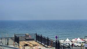 a view of the ocean with cars parked in a parking lot at 威海蜂舍民宿 in Weihai