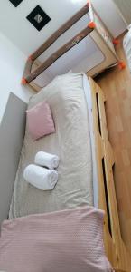 Postel nebo postele na pokoji v ubytování Levendula Apartman Berekfürdő