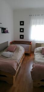Postel nebo postele na pokoji v ubytování Levendula Apartman Berekfürdő