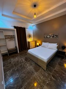 una camera con letto bianco e una camera con di Teranga SN a Dakar
