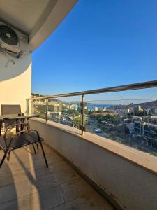 Un balcón con una mesa y vista a una ciudad. en Juzni Horizont Apartments, en Sutomore 15 fotos más