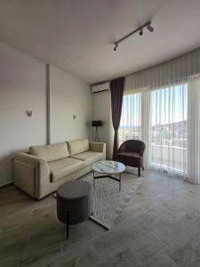 una sala de estar con un sofá y una mesa en Juzni Horizont Apartments, en Sutomore