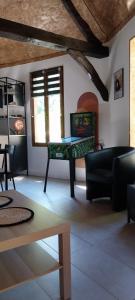 una sala de estar con una mesa y un sofá en Le manège terre et mer proche Etretat, en Gonneville-la-Mallet
