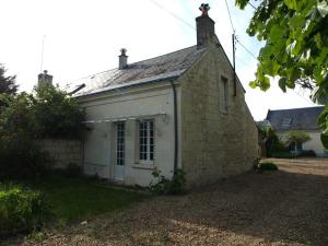 La Chapelle-sur-LoireにあるLes gîtes de la Madeleineの窓側の古いレンガ造りの建物