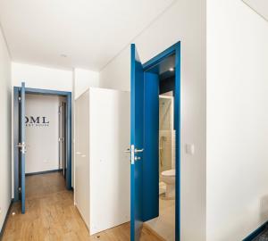 een kamer met 3 deuren en een toilet bij Guest House DML in Aveiro +36 foto's