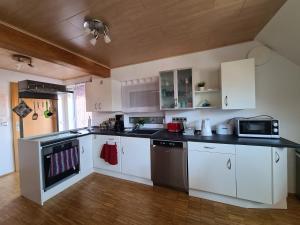 Η κουζίνα ή μικρή κουζίνα στο Ferienwohnung Pflüger mit Terrasse