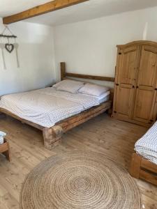 Posteľ alebo postele v izbe v ubytovaní Apartmán U Kapličky