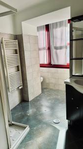 ein Badezimmer mit Dusche, Waschbecken und Spiegel in der Unterkunft Casco Vello Vigo Oliva 8 in Vigo + 43 Fotos