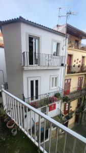 ein weißes Gebäude mit Balkonen und Pflanzen darauf in der Unterkunft Casco Vello Vigo Oliva 8 in Vigo