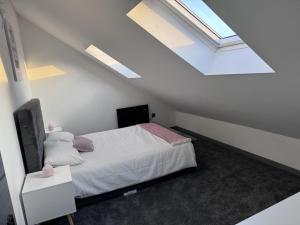 a bedroom with a bed and a window at City Apartment Sleeps 5 with Parking in Manchester