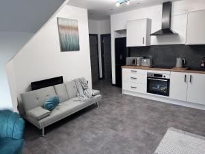 a living room with a couch and a kitchen at City Apartment Sleeps 5 with Parking in Manchester