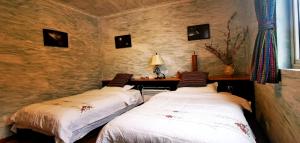 เตียงในห้องที่ Kangding Guozhuang Nan Wu Hao Boutique Inn