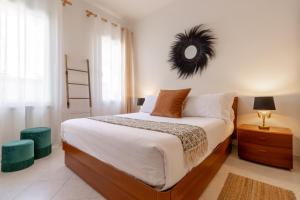 Un dormitorio con una cama con un espejo en la pared. en MURANO Place - CALCEDONIO & Courtyard, en Venecia