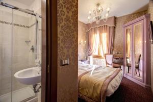 - une chambre avec un lit, un lavabo et une salle de bains dans l'établissement Domus Cavanis, à Venise