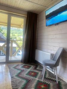 TV a/nebo společenská místnost v ubytování Chalet Ivanna