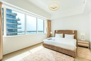 Postel nebo postele na pokoji v ubytování Yas Mayan 2BHK Luxury Stay 404