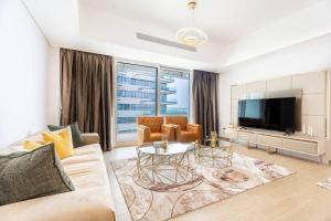 TV a/nebo společenská místnost v ubytování Yas Mayan 2BHK Luxury Stay 404