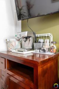 Gallery image of Seaside Escape Walk to Beach & Cronulla Golf Club Sleeps 3 in Cronulla +16 photos