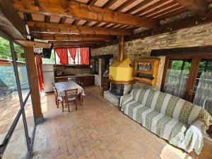 a living room with a couch and a table at Agrituriamo Ca Serrantonio - Ferri Appartamento Verdi in Urbania