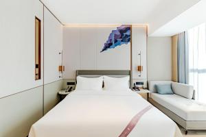 Postel nebo postele na pokoji v ubytování Elong Hotel Hefei Binhu Times Square