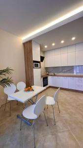 Kuchyň nebo kuchyňský kout v ubytování Апартаменты в комлексе Belvedere Residence Бечичи