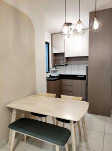 une cuisine avec une table et des chaises en bois dans l'établissement Majestic Maxim Cozy Family House, à Kuala Lumpur 20 autres photos