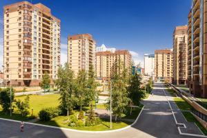 チュメニにあるAparthotel Daudel Tyumen Centerの高層ビルが建ち並ぶ街の空き道