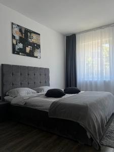 ein großes Bett in einem Schlafzimmer mit Fenster in der Unterkunft Silver House Rasnov in Râșnov