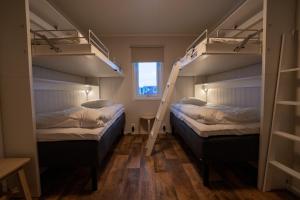 Postel nebo postele na pokoji v ubytování Marsfjäll Mountain Lodge Stugor i Saxnäs