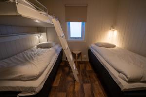 Postel nebo postele na pokoji v ubytování Marsfjäll Mountain Lodge Stugor i Saxnäs + 1 fotografie