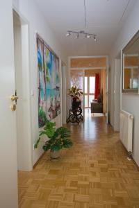a hallway with a hard wood floor and a room with a plant at Sonne, Mond und Sterne in Moritzburg