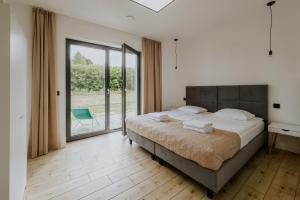 Postel nebo postele na pokoji v ubytování Apartamenty u Cherubinów