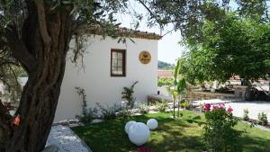 a house with white balloons in the yard at Muyo House in Urla