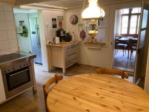 Kuchyň nebo kuchyňský kout v ubytování Wunderschönes Chalet Stöckli