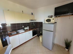 Kuchyňa alebo kuchynka v ubytovaní Apartman Jopa