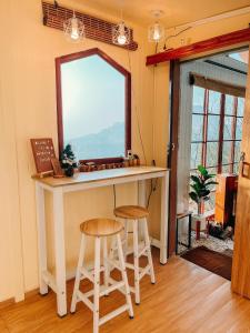 un bar à domicile avec deux tabourets et un miroir dans l'établissement At The Mountain Cottage, Tiny Home at Doichang with Hot tub Included Breakfast and Dinner, à Ban Huai Khai 48 autres photos