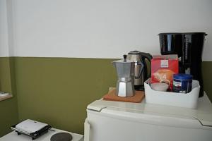 Un mostrador con una cafetera encima de una máquina. en Family rooms Moela, en Umag