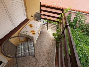 Un balcón con una mesa y sillas en un balcón. en Family rooms Moela, en Umag