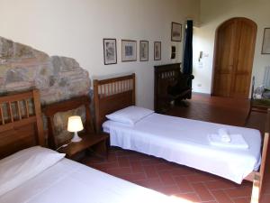 1 Schlafzimmer mit 2 Betten und einer Steinmauer in der Unterkunft Agriturismo Fattoria di Malavolta in Florenz